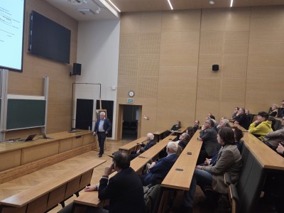 Kadry z wykładu w Audytorium Aleksandra Jabłońskiego. Kliknij, aby powiększyć zdjęcie.