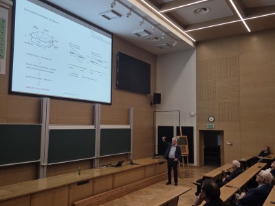 Kadry z wykładu w Audytorium Aleksandra Jabłońskiego. Kliknij, aby powiększyć zdjęcie.