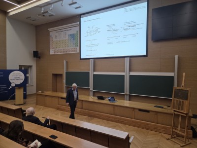 Kadry z wykładu w Audytorium Aleksandra Jabłońskiego. Kliknij, aby powiększyć zdjęcie.