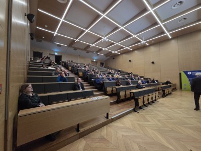 Kadry z wykładu w Audytorium Aleksandra Jabłońskiego. Kliknij, aby powiększyć zdjęcie.