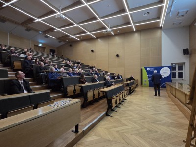 Kadry z wykładu w Audytorium Aleksandra Jabłońskiego. Kliknij, aby powiększyć zdjęcie.