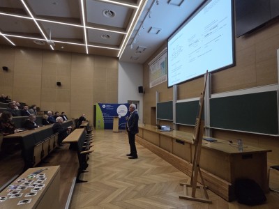 Kadry z wykładu w Audytorium Aleksandra Jabłońskiego. Kliknij, aby powiększyć zdjęcie.