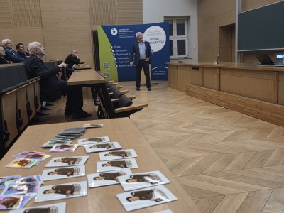 Kadry z wykładu w Audytorium Aleksandra Jabłońskiego. Kliknij, aby powiększyć zdjęcie.