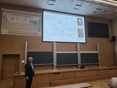 Kadry z wykładu w Audytorium Aleksandra Jabłońskiego. Kliknij, aby powiększyć zdjęcie.