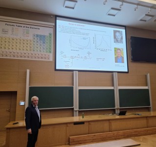 Kadry z wykładu w Audytorium Aleksandra Jabłońskiego. Kliknij, aby powiększyć zdjęcie.