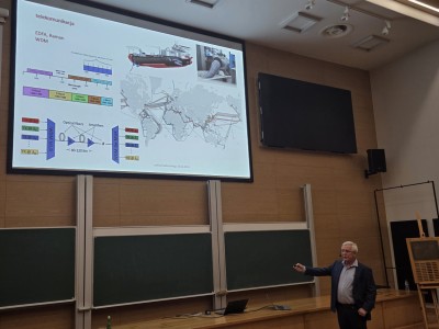 Kadry z wykładu w Audytorium Aleksandra Jabłońskiego. Kliknij, aby powiększyć zdjęcie.