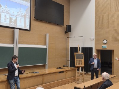 Kadry z wykładu w Audytorium Aleksandra Jabłońskiego. Kliknij, aby powiększyć zdjęcie.