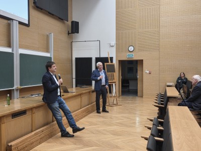 Kadry z wykładu w Audytorium Aleksandra Jabłońskiego. Kliknij, aby powiększyć zdjęcie.