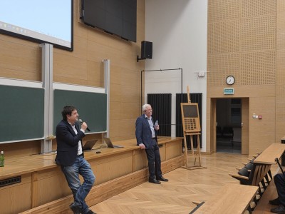 Kadry z wykładu w Audytorium Aleksandra Jabłońskiego. Kliknij, aby powiększyć zdjęcie.