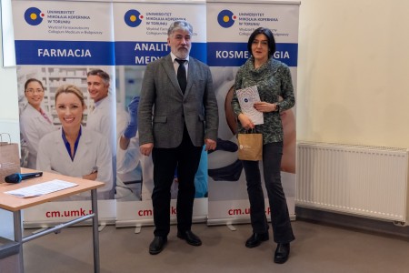 Warsztaty dla uczniów szkół ponadpodstawowych organizowanym przez Wydział Farmaceutyczny UMK CM 16-18 lutego 2026 . Kliknij, aby powiększyć zdjęcie.