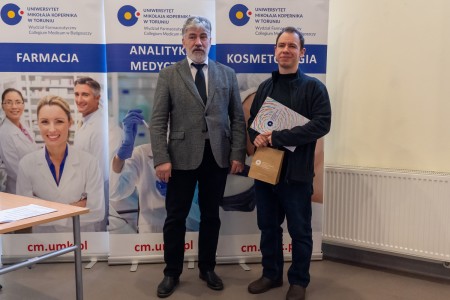 Warsztaty dla uczniów szkół ponadpodstawowych organizowanym przez Wydział Farmaceutyczny UMK CM 16-18 lutego 2026 . Kliknij, aby powiększyć zdjęcie.