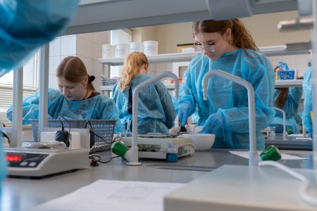 Warsztaty dla uczniów szkół ponadpodstawowych organizowanym przez Wydział Farmaceutyczny UMK CM 16-18 lutego 2026 . Kliknij, aby powiększyć zdjęcie.