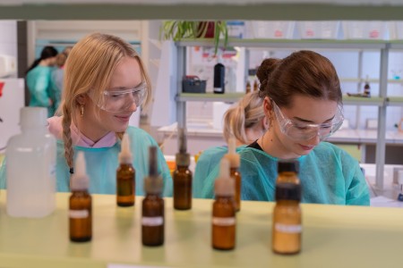 Warsztaty dla uczniów szkół ponadpodstawowych organizowanym przez Wydział Farmaceutyczny UMK CM 16-18 lutego 2026 . Kliknij, aby powiększyć zdjęcie.