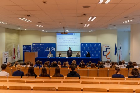 Warsztaty dla uczniów szkół ponadpodstawowych organizowanym przez Wydział Farmaceutyczny UMK CM 16-18 lutego 2026 . Kliknij, aby powiększyć zdjęcie.