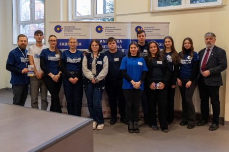 Warsztaty dla uczniów szkół ponadpodstawowych organizowanym przez Wydział Farmaceutyczny UMK CM 16-18 lutego 2026 . Kliknij, aby powiększyć zdjęcie.