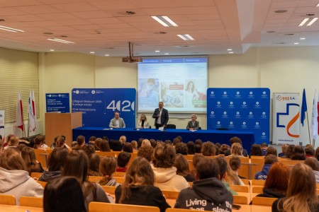 Warsztaty dla uczniów szkół ponadpodstawowych organizowanym przez Wydział Farmaceutyczny UMK CM 16-18 lutego 2026 . Kliknij, aby powiększyć zdjęcie.