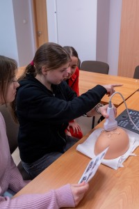 Warsztaty dla uczniów szkół ponadpodstawowych organizowanym przez Wydział Farmaceutyczny UMK CM 16-18 lutego 2026 . Kliknij, aby powiększyć zdjęcie.