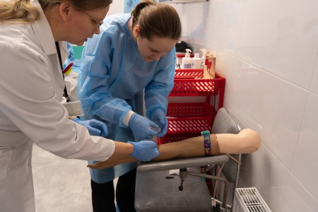 Warsztaty dla uczniów szkół ponadpodstawowych organizowanym przez Wydział Farmaceutyczny UMK CM 16-18 lutego 2026 . Kliknij, aby powiększyć zdjęcie.