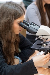 Warsztaty dla uczniów szkół ponadpodstawowych organizowanym przez Wydział Farmaceutyczny UMK CM 16-18 lutego 2026 . Kliknij, aby powiększyć zdjęcie.