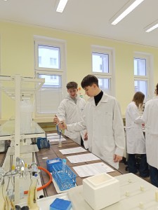 Warsztaty dla uczniów szkół ponadpodstawowych organizowanym przez Wydział Farmaceutyczny UMK CM 16-18 lutego 2026 . Kliknij, aby powiększyć zdjęcie.