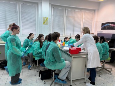 Warsztaty dla uczniów szkół ponadpodstawowych organizowanym przez Wydział Farmaceutyczny UMK CM 16-18 lutego 2026 . Kliknij, aby powiększyć zdjęcie.