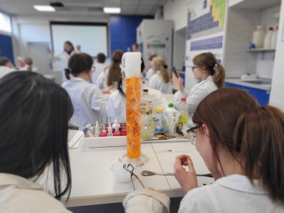 Dzień Otwarty na UMK, kandydaci na studia uczesniczą w warsztatach chemicznych [fot. Artur Borowski]