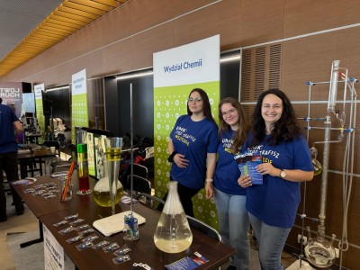 Dzień Otwarty na UMK, kandydaci na studia uczesniczą w warsztatach chemicznych [fot. Artur Borowski]