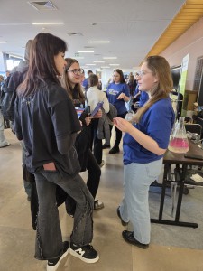 Dzień Otwarty na UMK, kandydaci na studia uczesniczą w warsztatach chemicznych [fot. Artur Borowski]