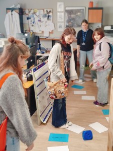 Dzień Otwarty na UMK, kandydaci na studia uczesniczą w warsztatach chemicznych [fot. Artur Borowski]