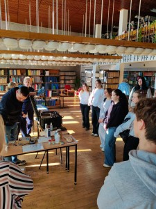 Dzień Otwarty na UMK, kandydaci na studia uczesniczą w warsztatach chemicznych [fot. Artur Borowski]