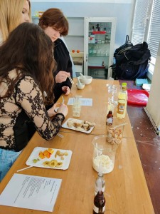 Dzień Otwarty na UMK, kandydaci na studia uczesniczą w warsztatach chemicznych [fot. Artur Borowski]