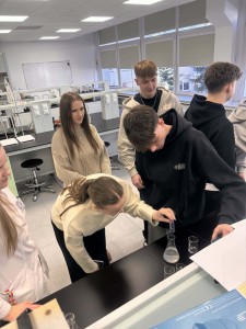Dzień Otwarty na UMK, kandydaci na studia uczesniczą w warsztatach chemicznych [fot. Artur Borowski]
