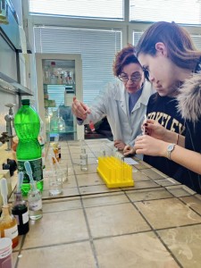 Dzień Otwarty na UMK, kandydaci na studia uczesniczą w warsztatach chemicznych [fot. Artur Borowski]