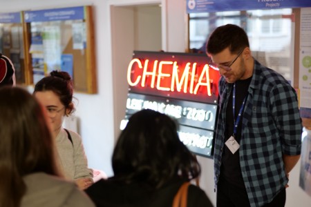 Dzień Otwarty na UMK, kandydaci na studia uczesniczą w warsztatach chemicznych [fot. Artur Borowski]