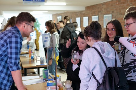 Dzień Otwarty na UMK, kandydaci na studia uczesniczą w warsztatach chemicznych [fot. Artur Borowski]
