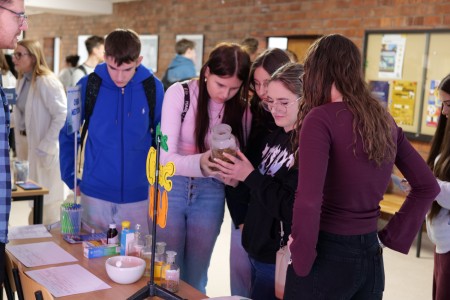 Dzień Otwarty na UMK, kandydaci na studia uczesniczą w warsztatach chemicznych [fot. Artur Borowski]