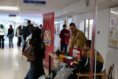 Dzień Otwarty na UMK, kandydaci na studia uczesniczą w warsztatach chemicznych [fot. Artur Borowski]