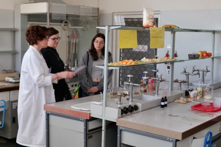 Dzień Otwarty na UMK, kandydaci na studia uczesniczą w warsztatach chemicznych [fot. Artur Borowski]