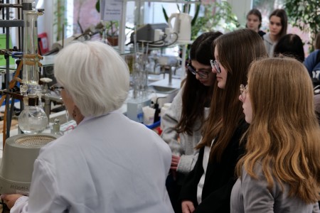 Dzień Otwarty na UMK, kandydaci na studia uczesniczą w warsztatach chemicznych [fot. Artur Borowski]