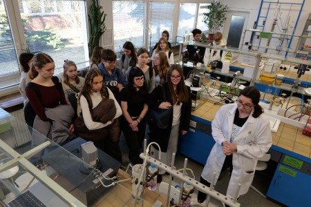 Dzień Otwarty na UMK, kandydaci na studia uczesniczą w warsztatach chemicznych [fot. Artur Borowski]