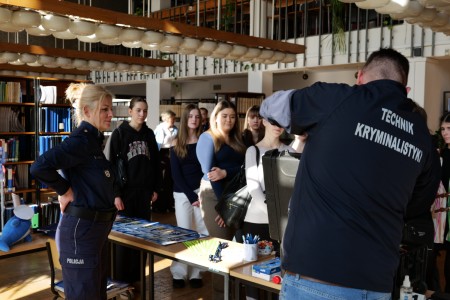 Dzień Otwarty na UMK, kandydaci na studia uczesniczą w warsztatach chemicznych [fot. Artur Borowski]