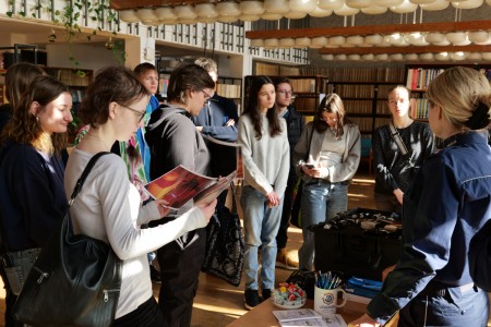 Dzień Otwarty na UMK, kandydaci na studia uczesniczą w warsztatach chemicznych [fot. Artur Borowski]