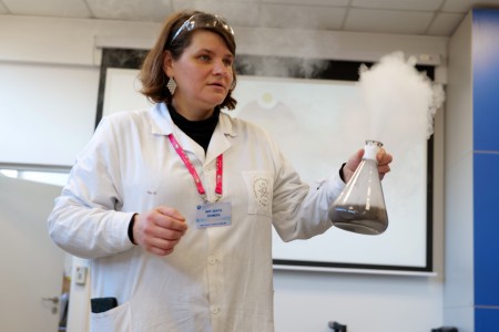 Dzień Otwarty na UMK, kandydaci na studia uczesniczą w warsztatach chemicznych [fot. Artur Borowski]