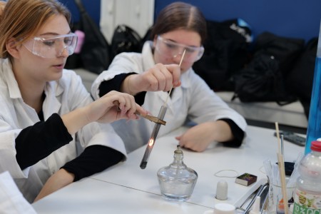 Dzień Otwarty na UMK, kandydaci na studia uczesniczą w warsztatach chemicznych [fot. Artur Borowski]