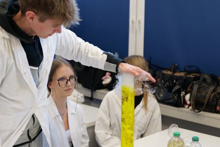 Dzień Otwarty na UMK, kandydaci na studia uczesniczą w warsztatach chemicznych [fot. Artur Borowski]