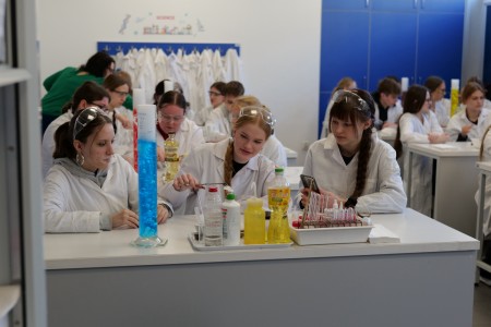 Dzień Otwarty na UMK, kandydaci na studia uczesniczą w warsztatach chemicznych [fot. Artur Borowski]