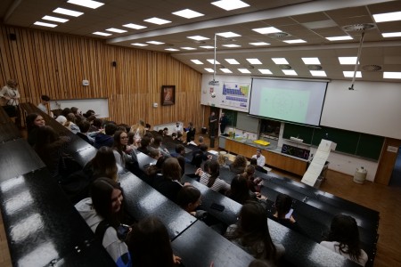 Dzień Otwarty na UMK, kandydaci na studia uczesniczą w warsztatach chemicznych [fot. Artur Borowski]