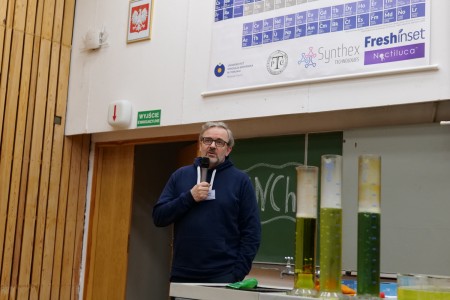 Dzień Otwarty na UMK, kandydaci na studia uczesniczą w warsztatach chemicznych [fot. Artur Borowski]