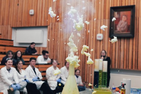 Dzień Otwarty na UMK, kandydaci na studia uczesniczą w warsztatach chemicznych [fot. Artur Borowski]