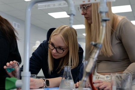 Dzień Otwarty na UMK, kandydaci na studia uczesniczą w warsztatach chemicznych [fot. Artur Borowski]